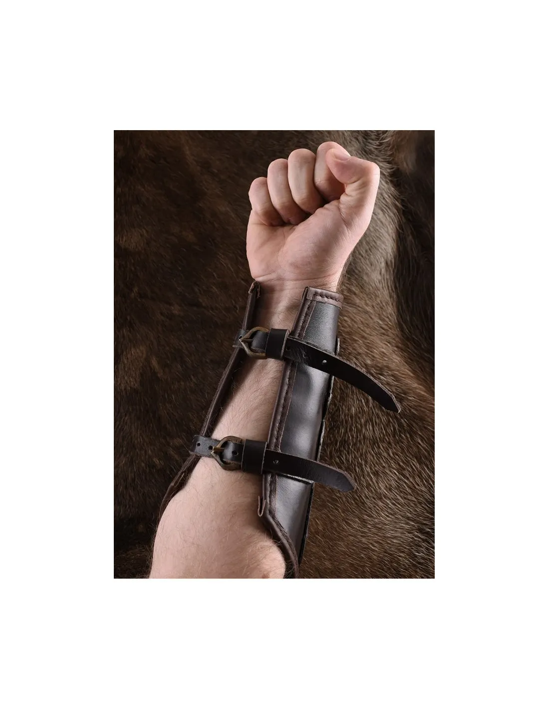 Brazalete de cuero reforzado con metal