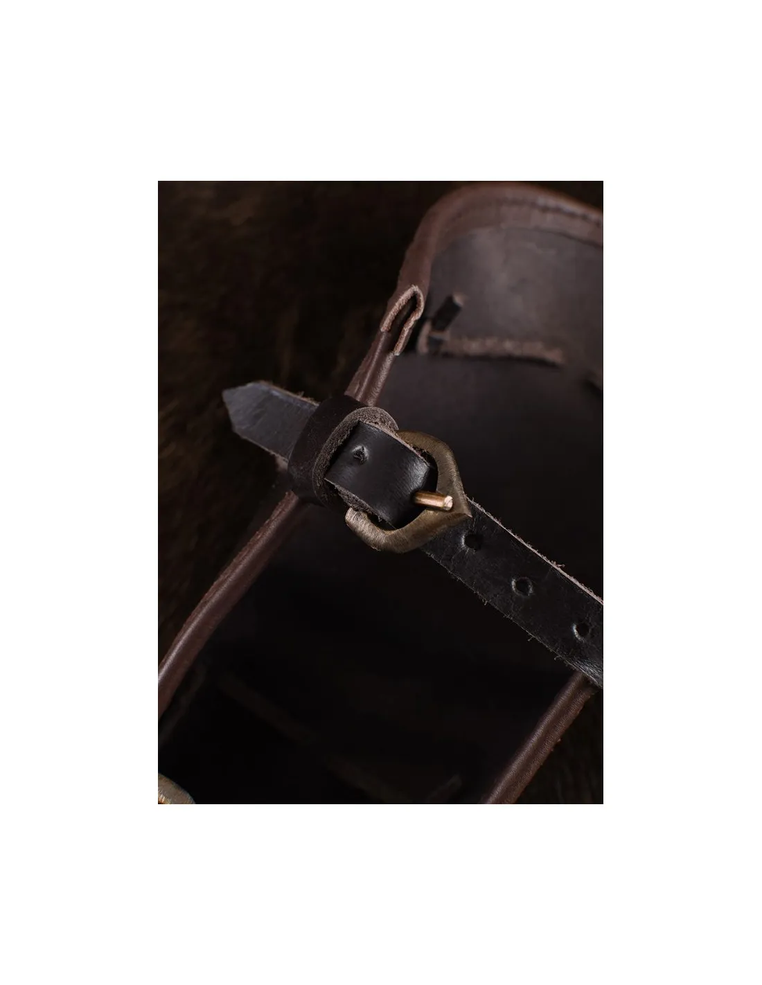 Brazalete de cuero reforzado con metal