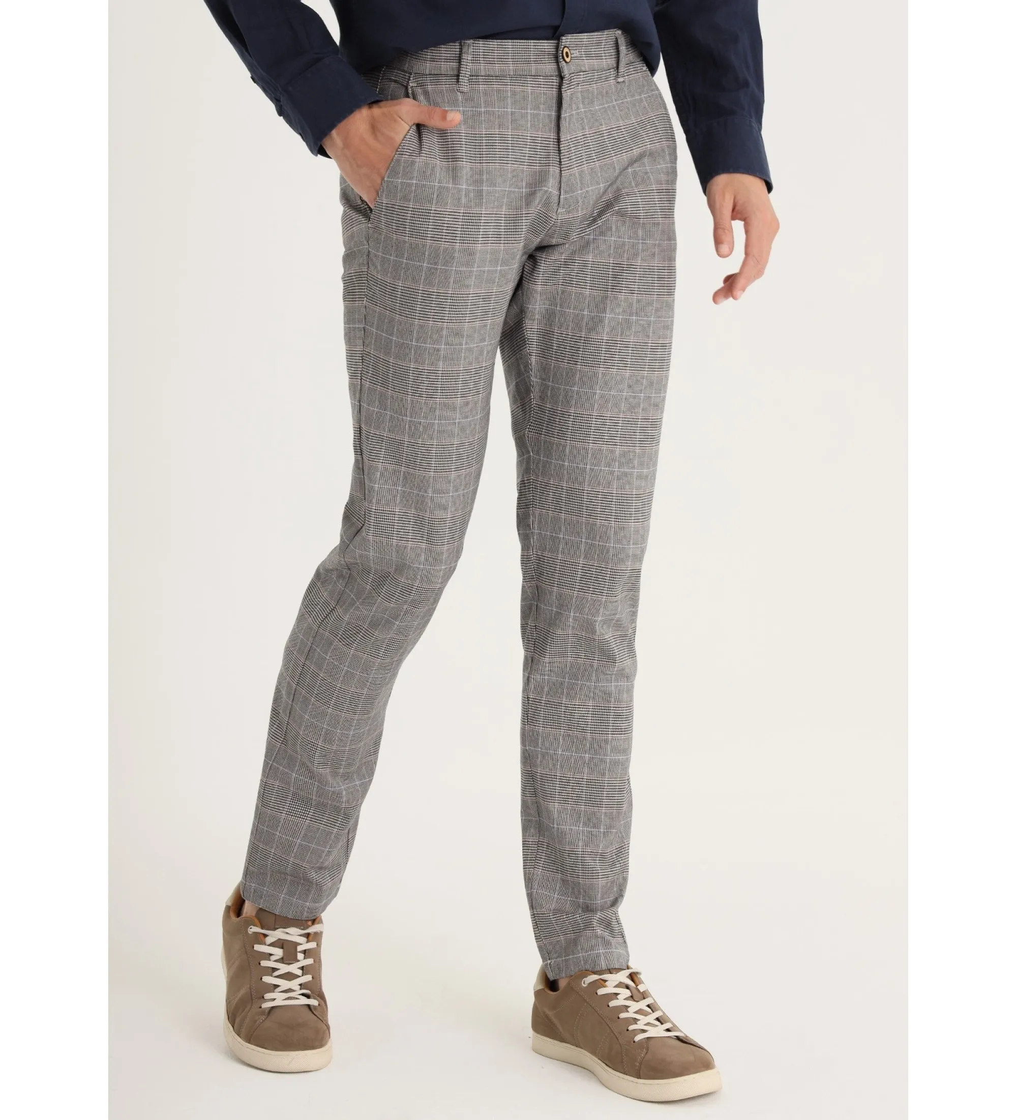 PANTALONES CHINO SLIM  TIRO MEDIO ESTAMPADO DE CUADROS GRIS
